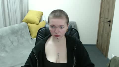nikkysnow online show from 10/04/25, 08:12