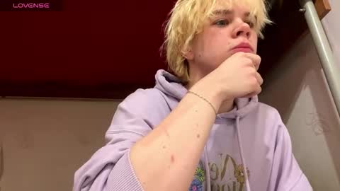 Snapshot of nikolasbucks chatting on 12/02/25, 06:03 nikolasbucks online show from 12/02/25, 06:03