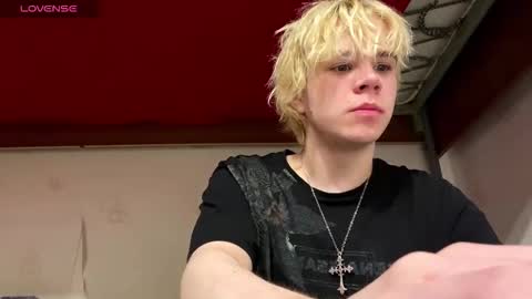 Snapshot of nikolasbucks chatting on 12/04/25, 06:27 nikolasbucks online show from 12/04/25, 06:27