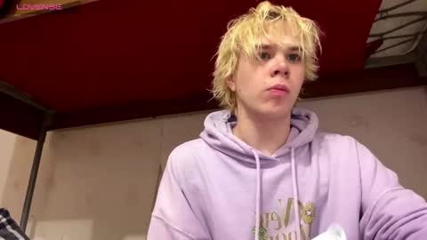 Snapshot of nikolasbucks chatting on 12/13/25, 09:09 nikolasbucks online show from 12/13/25, 09:09