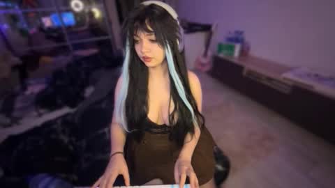 nikoli_naw online show from 11/25/25, 11:16