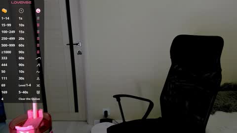 Snapshot of nikoll_s chatting on 09/26/25, 05:11 online show from 09/26/25, 05:11