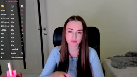 Snapshot of nikoll_s chatting on 10/17/25, 04:04 online show from 10/17/25, 04:04