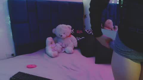 nikolle_huyt online show from 09/10/25, 09:37