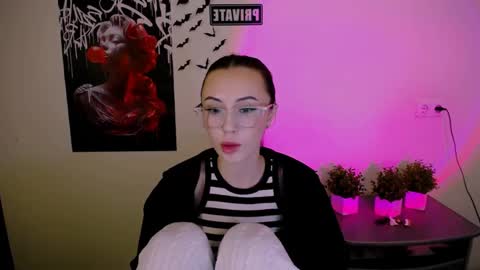 nikonara_ online show from 03/12/25, 06:33