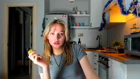 Snapshot of niky_jess chatting on 12/23/24, 06:37 Veronica online show from 12/23/24, 06:37
