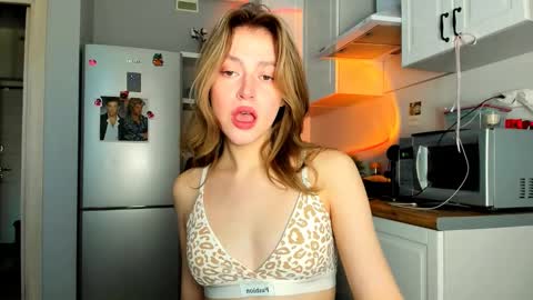 Snapshot of niky_jess chatting on 02/26/25, 10:04 Veronica online show from 02/26/25, 10:04