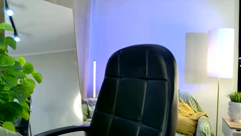 Snapshot of niky_jess chatting on 10/14/25, 01:34 Veronica online show from 10/14/25, 01:34