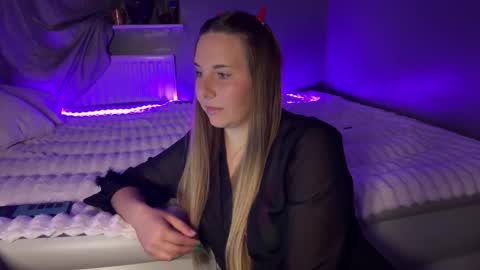 ninaglow_ online show from 10/03/25, 07:00