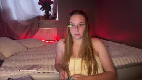 ninaglow_ online show from 10/04/25, 10:35