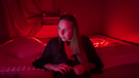 ninaglow_ online show from 10/06/25, 06:38