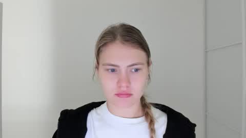 ninarihh online show from 10/19/25, 07:20