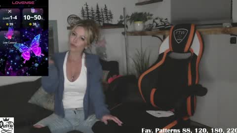 Snapshot of nipple_queenxoxo chatting on 04/12/26, 03:44 Ainsley FANSLY-AINSLEYXOXO online show from 04/12/26, 03:44