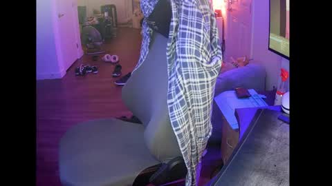 Snapshot of nippsino95 chatting on 05/18/26, 12:00 HungStepSon online show from 05/18/26, 12:00