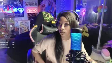 Snapshot of niviawolfe chatting on 12/18/25, 01:50 NIVIA WOLFE online show from 12/18/25, 01:50