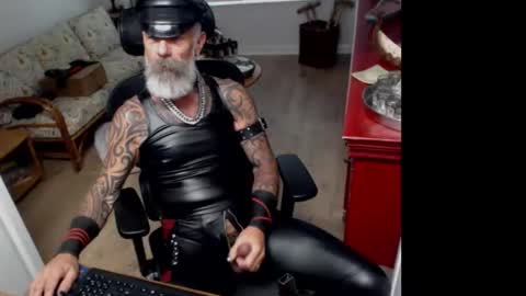 Snapshot of njdbear chatting on 04/07/26, 07:58 Don online show from 04/07/26, 07:58