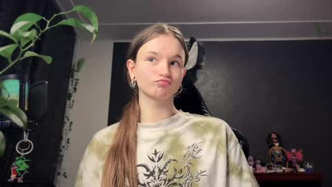 Snapshot of nloraaa chatting on 03/05/25, 10:10 Tears Lora online show from 03/05/25, 10:10