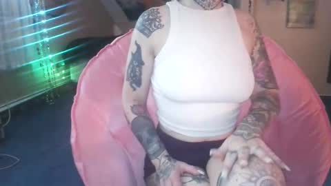 Leah online show from 12/16/25, 01:16