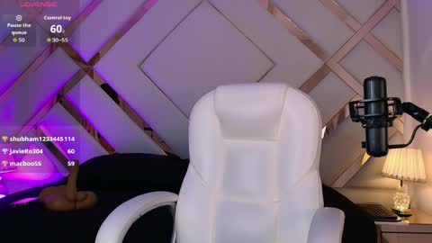 Snapshot of noa_butterfly_ chatting on 04/05/26, 11:40 online show from 04/05/26, 11:40