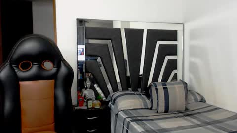 Snapshot of noah_harris01 chatting on 10/23/25, 11:57 Noah Harris01 online show from 10/23/25, 11:57