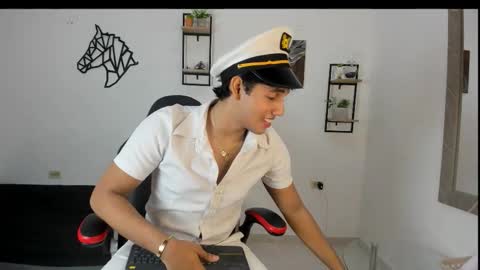 Snapshot of noah_katz chatting on 10/20/25, 12:22 Noah online show from 10/20/25, 12:22