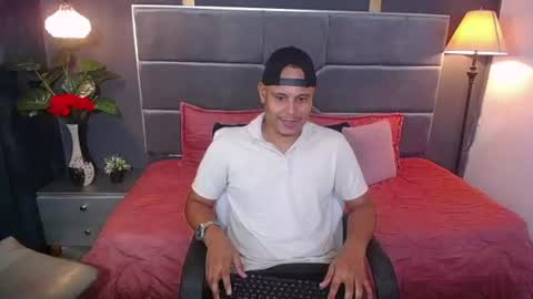 Snapshot of noah_oliver1 chatting on 06/11/26, 01:49 NOAH online show from 06/11/26, 01:49