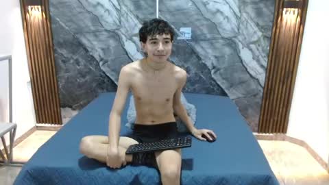 Snapshot of noahwalker__ chatting on 04/22/26, 11:01 online show from 04/22/26, 11:01
