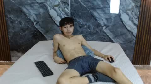 Snapshot of noahwalker__ chatting on 04/23/26, 12:29 online show from 04/23/26, 12:29