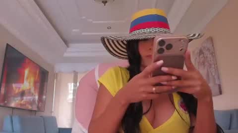 Snapshot of noemibcnz chatting on 06/17/26, 03:35 In instagram dayhannanoemi online show from 06/17/26, 03:35
