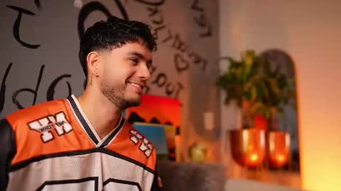 Snapshot of noha_miler chatting on 11/15/25, 05:31 kevin online show from 11/15/25, 05:31