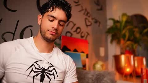 Snapshot of noha_miler chatting on 11/20/25, 09:36 kevin online show from 11/20/25, 09:36