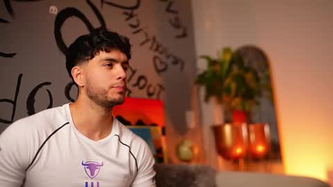 Snapshot of noha_miler chatting on 11/24/25, 07:02 kevin online show from 11/24/25, 07:02