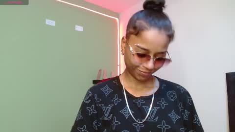 Noha Thomson online show from 01/21/25, 08:43