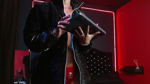 Noha Thomson online show from 10/28/25, 08:33