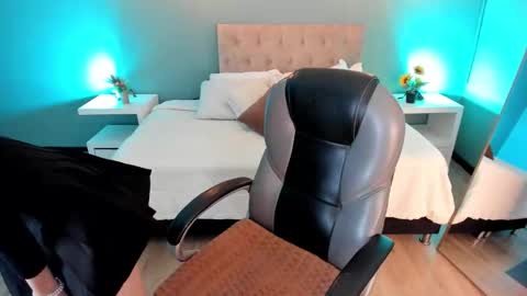 Snapshot of nora_vennucci chatting on 11/11/25, 06:08 Nora online show from 11/11/25, 06:08