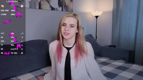 Snapshot of noradunn chatting on 10/16/25, 10:16 Elina online show from 10/16/25, 10:16