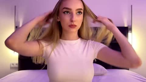 Snapshot of notelis chatting on 10/25/25, 04:02 Goldie online show from 10/25/25, 04:02