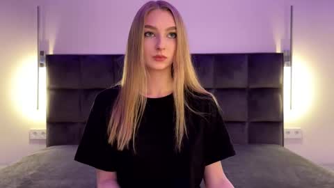 Snapshot of notelis chatting on 11/23/25, 05:02 Goldie online show from 11/23/25, 05:02