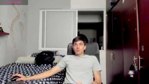 Snapshot of noxx_stark chatting on 11/22/25, 01:37 Noxx online show from 11/22/25, 01:37