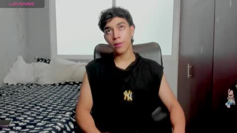 Snapshot of noxx_stark chatting on 12/15/25, 04:22 Noxx online show from 12/15/25, 04:22