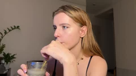 Snapshot of nura_foxx chatting on 12/17/25, 01:11 nura_foxx online show from 12/17/25, 01:11