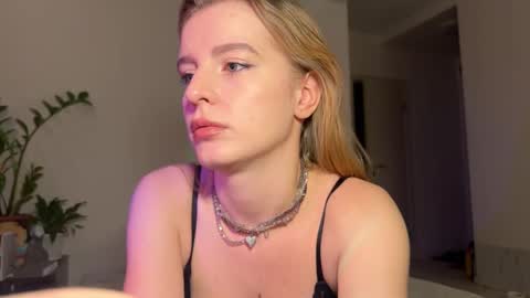 Snapshot of nura_foxx chatting on 12/18/25, 11:55 nura_foxx online show from 12/18/25, 11:55