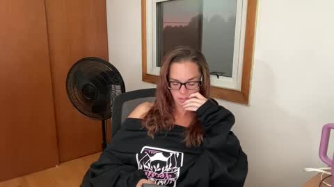 Snapshot of nxtdoornikki chatting on 09/27/25, 11:43 NxtDoorNikki online show from 09/27/25, 11:43