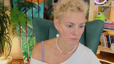 Snapshot of nymphvariety chatting on 09/19/25, 05:20 nymphvariety online show from 09/19/25, 05:20