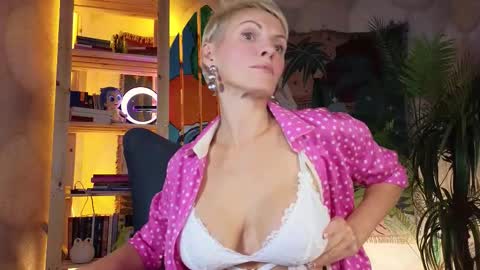 Snapshot of nymphvariety chatting on 10/05/25, 05:39 nymphvariety online show from 10/05/25, 05:39