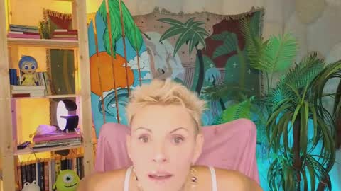 Snapshot of nymphvariety chatting on 10/11/25, 05:28 nymphvariety online show from 10/11/25, 05:28