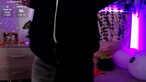 Alex   .    online show from 10/19/25, 09:26