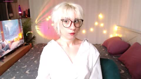 Snapshot of obedientt_ chatting on 12/05/25, 09:18 Moonlight online show from 12/05/25, 09:18
