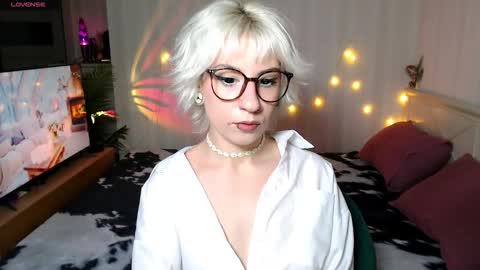 Snapshot of obedientt_ chatting on 12/20/25, 08:32 Moonlight online show from 12/20/25, 08:32