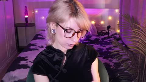 Snapshot of obedientt_ chatting on 04/08/26, 07:52 Moonlight online show from 04/08/26, 07:52